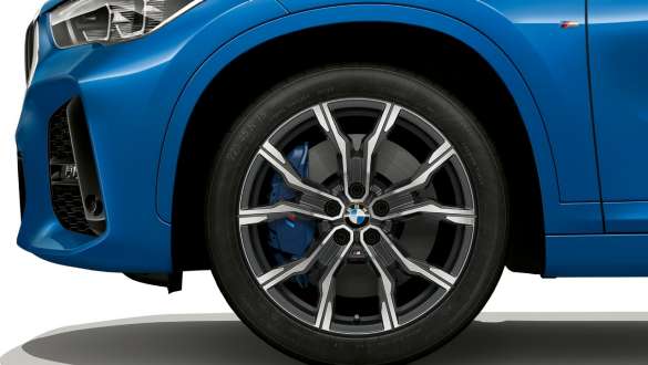 Etrierele cu pistoane multiple ale BMW X1 F48 BMW X1 F48 LCI, jantele de 19” cu frâne M Sport