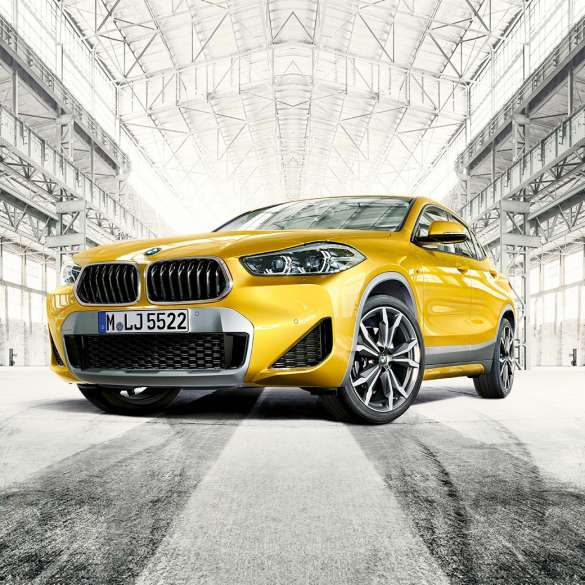 Imagine cu trei sferturi din partea frontală a BMW X2, F39 Imagine cu trei sferturi din partea frontală a BMW X2, F39, 2018, în Auriu Galvanic metalizat