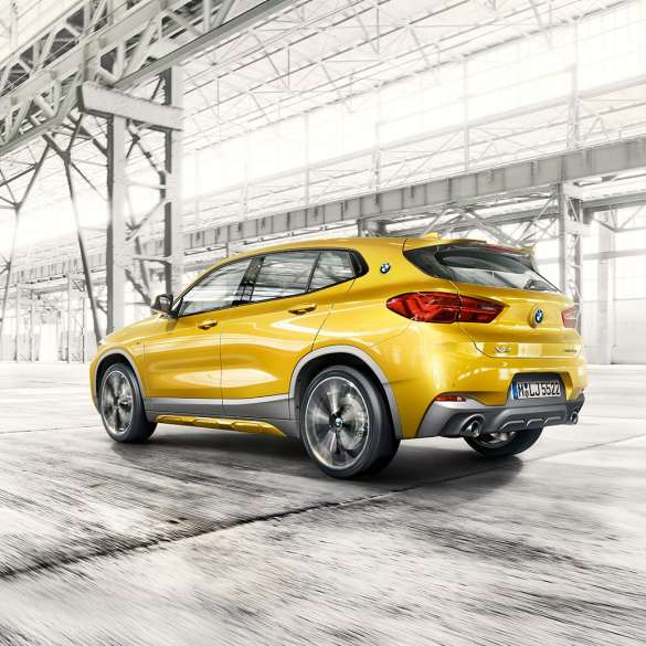 Imagine cu trei sferturi din partea laterală a BMW X2, F39 Imagine cu trei sferturi din partea laterală a BMW X2, F39, 2018, în Auriu Galvanic metalizat