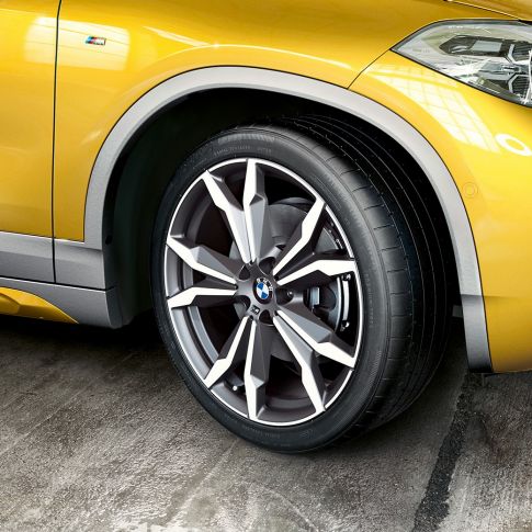 Imagine cu jantele din aliaj uşor ale BMW X2, F39, 2018 Imagine în prim-plan cu jantele din aliaj uşor ale BMW X2, F39, 2018, în Auriu Galvanic metalizat