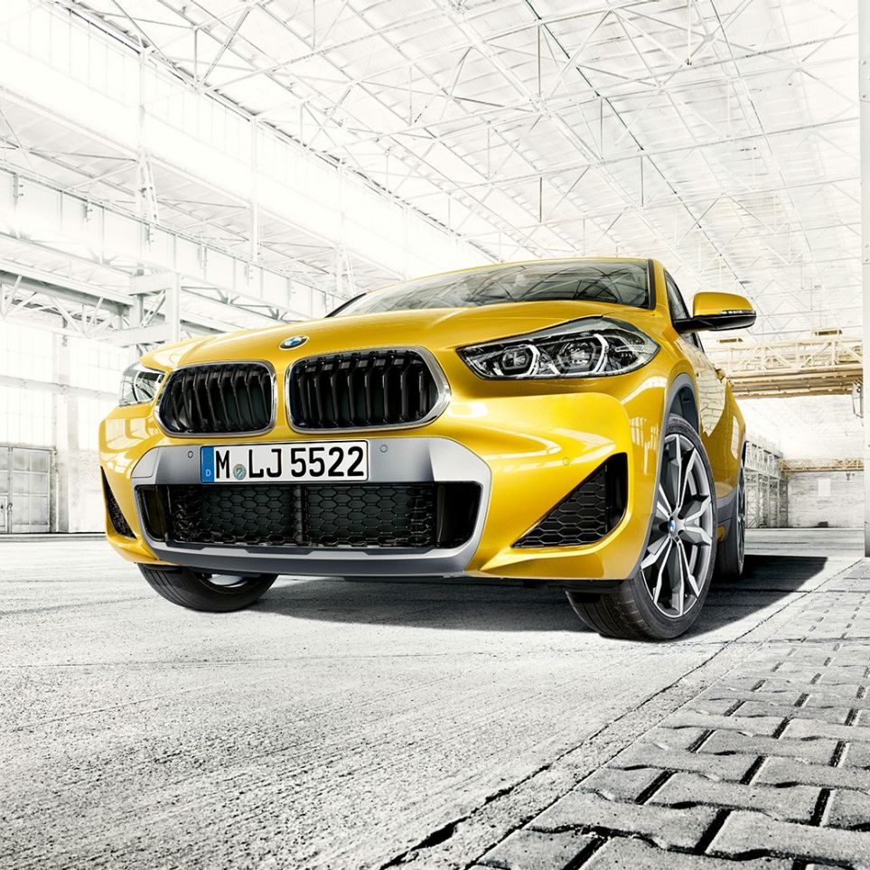 Grila dublă a BMW X2, F39 Imagine în prim-plan cu grila dublă a BMW X2, F39, 2018, în Auriu Galvanic metalizat