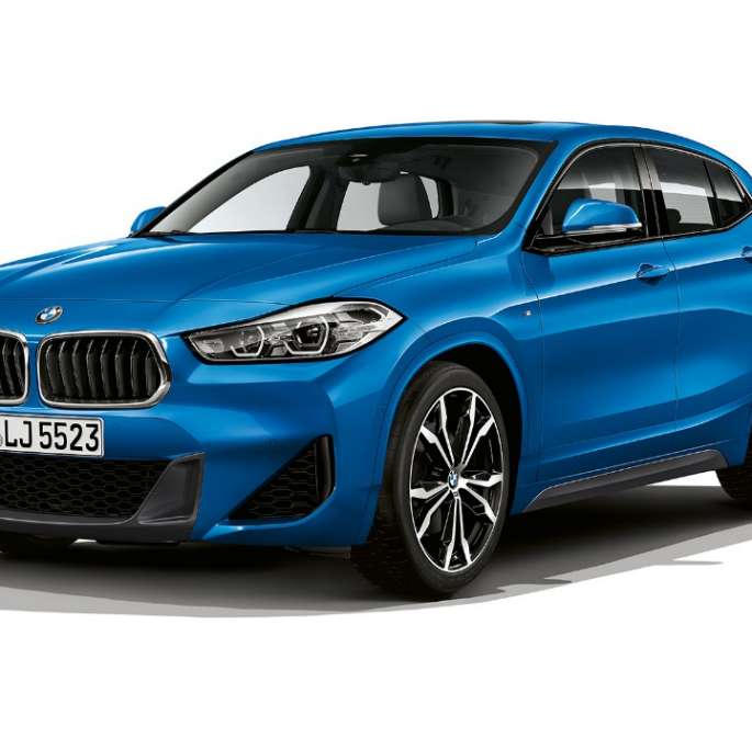 Imagine cu trei sferturi din partea frontală a BMW X2 sDrive20i, cu pachet M Sport Imagine cu trei sferturi din partea frontală a BMW X2 sDrive20i, F39, 2018, în Albastru Misano metalizat, cu pachet M Sport