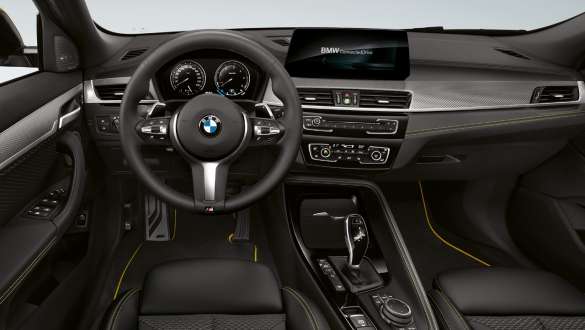 Habitaclul BMW X2, F39 Imagine în prim-plan cu pilotul automat cu funcţie Stop & Go al BMW X2, F39, 2018, în habitaclu