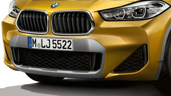 Prizele de aer ale BMW X2, F39, 2018 Imagine în prim-plan cu prizele de aer ale BMW X2, F39, 2018, în Auriu Galvanic metalizat
