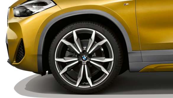 Arcadele roţilor BMW X2, F39 Imagine în prim-plan cu arcadele roţilor BMW X2, F39, 2018, în Auriu Galvanic metalizat
