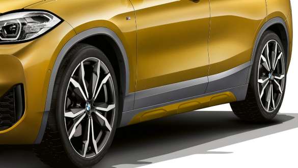 Pragurile laterale ale BMW X2, F39 Imagine în prim-plan cu pragurile laterale ale BMW X2, F39, 2018, în Auriur Galvanic metalizat