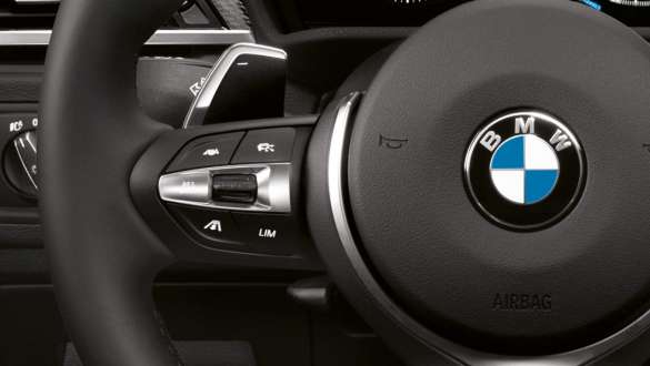 Volanul îmbrăcat în piele al BMW X2, F39 Imagine în prim-plan cu volanul îmbrăcat în piele al BMW X2, F39, 2018