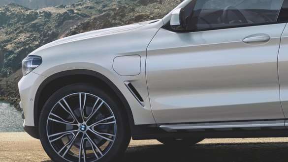 Clapă pentru sistemul de încărcare cu status de încărcare inclus al BMW X3 xDrive30e Clapă pentru sistemul de încărcare cu status de încărcare inclus al BMW X3 xDrive30e