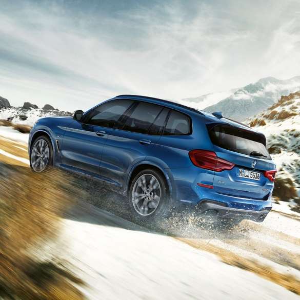 Imagine cu BMW X3 M40i urcând un Imagine cu BMW X3 M40i urcând un deal