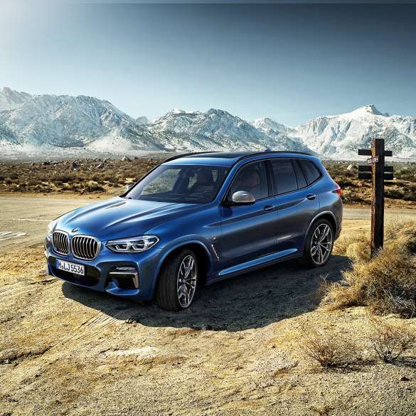 Imagine cu trei sferturi din partea frontală a BMW X3 M40i într-un peisaj montan Imagine cu trei sferturi din partea frontală a BMW X3 M40i într-un peisaj montan