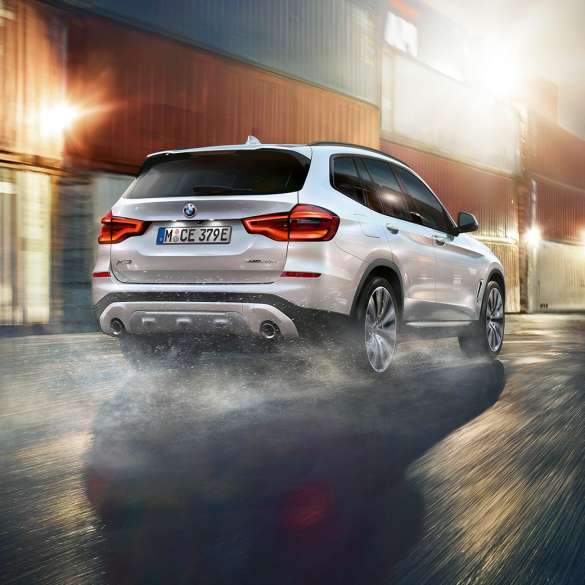 Imagine cu inscripţionarea denumirii modelului în partea spate a BMW X3 M40i Imagine cu inscripţionarea denumirii modelului în partea spate a BMW X3 M40i