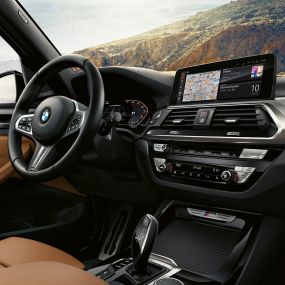 Volanul şi panoul de bord al BMW X3 M40i Volanul şi panoul de bord al BMW X3 M40i