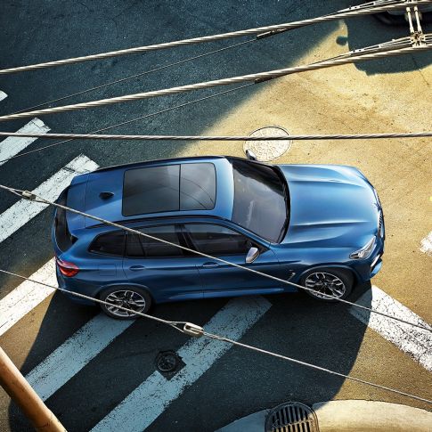Perspectivă de sus a plafonului şi a capotei BMW X3 M40i Perspectivă de sus a plafonului şi a capotei BMW X3 M40i