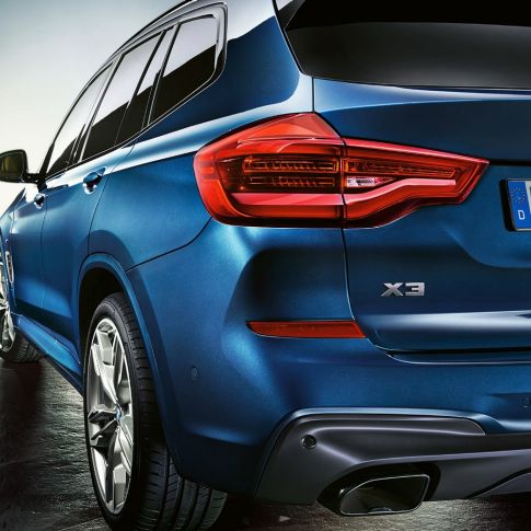 Imagine cu trei sferturi din partea spate a BMW X3 M40i cu stopuri cu tehnologie LED Imagine cu trei sferturi din partea spate a BMW X3 M40i cu stopuri cu tehnologie LED