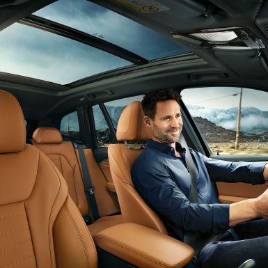 Habitaclul BMW X3 M40i cu un bărbat la volan Habitaclul BMW X3 M40i cu un bărbat la volan