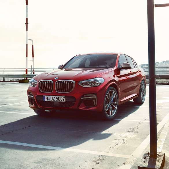 Exteriorul BMW X4 Imagine cu trei sferturi din partea frontală a BMW X4 M40i, G02, 2018, în Roşu Flamenco Brilliant Effect