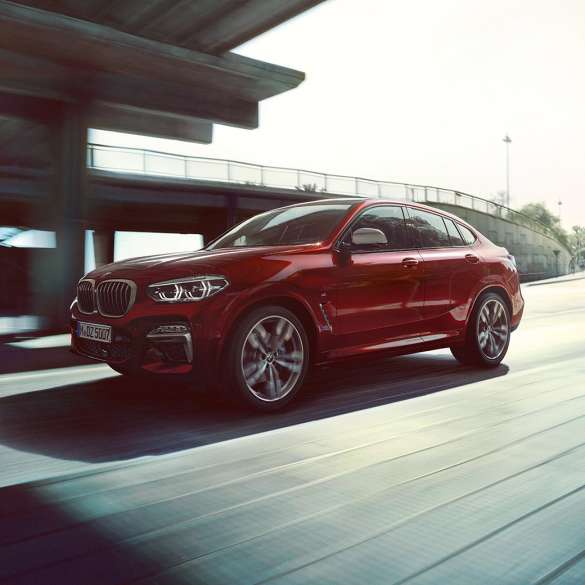 Partea frontală dinamică a BMW X4 Imagine cu trei sferturi din partea frontală a BMW X4 M40i, G02, 2018, în Roşu Flamenco Brilliant Effect