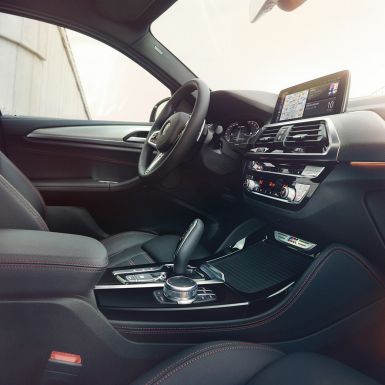 Echipamentele de înaltă calitate din interiorul BMW X4 Imagine din interior cu echipamentele de înaltă calitate ale BMW X4, G02, 2018