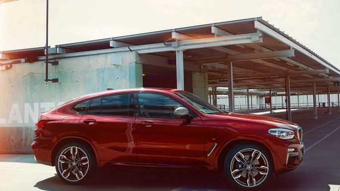 Silueta sportivă a BMW X4 Imagine cu partea laterală a BMW X4 M40i, G02, 2018 în Roşu Flamenco Brilliant Effect, cu siluetă sportivă