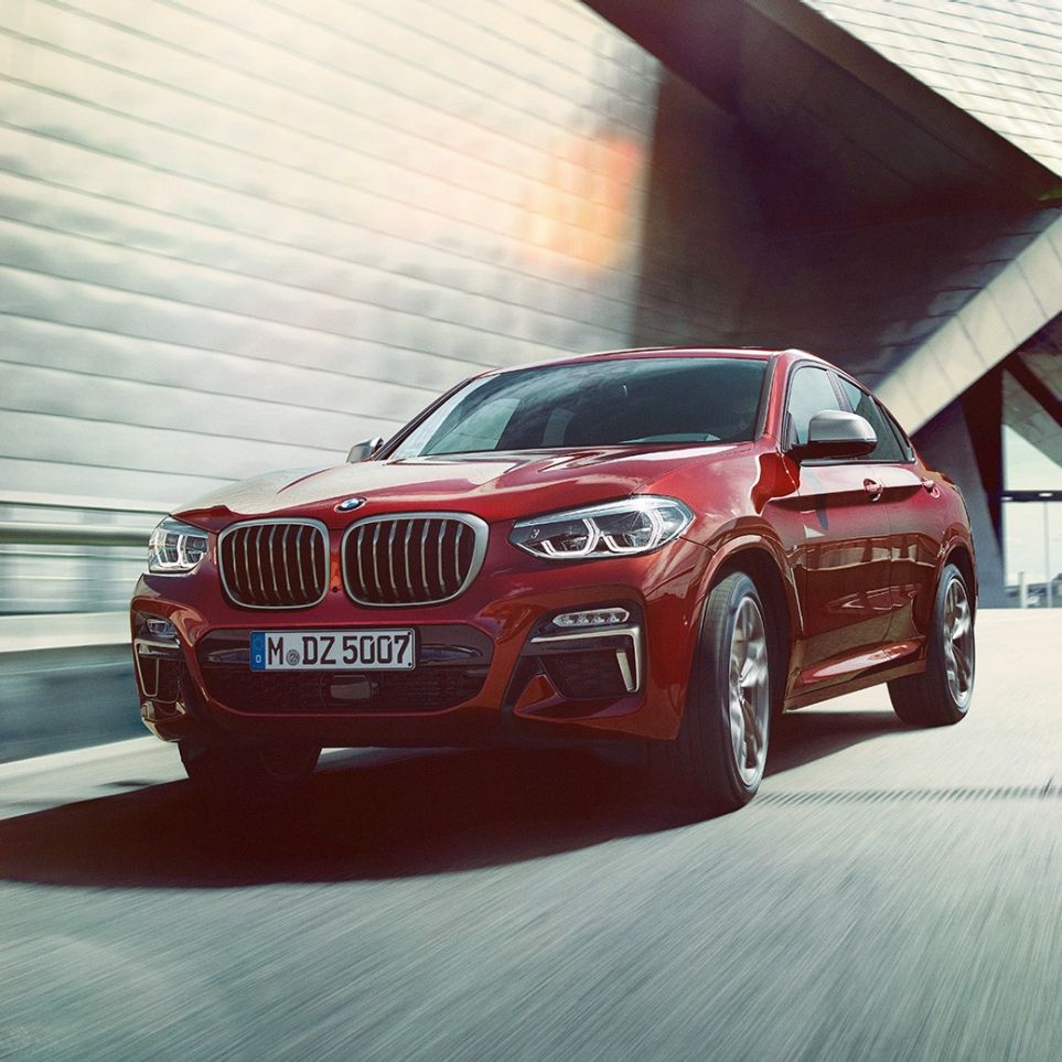 Imagine cu trei sferturi din partea frontală a BMW X4 Imagine cu trei sferturi din partea frontală a BMW X4 M40i, G02, 2018, în Roşu Flamenco Brilliant Effect