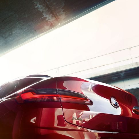 Stopurile cu tehnologie LED ale BMW X4 Imagine cu stopurile cu tehnologie LED ale BMW X4 M40i, G02, 2018, în Roşu Flamenco Brilliant Effect