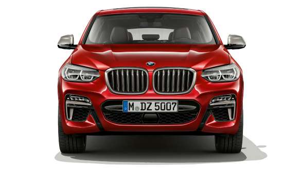 Capota şi grila dublă a radiatorului BMW X4 Imagine din partea frontală cu capota şi grila dublă a radiatorului BMW X4 M40i, G02, 2018, în Roşu Flamenco Brilliant Effect
