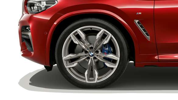 Jantele şi arcadele roţilor BMW X4 Imagine din partea laterală cu jantele din aliaj uşor şi arcadele roţilor BMW X4 M40i, G02, 2018, în Roşu Flamenco Brilliant Effect