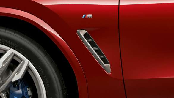 Elementele decorative „Air Breather” ale BMW X4 Imagine în prim-plan cu elementele decorative „Air Breather” ale BMW X4 M40i, G02, 2018, în Roşu Flamenco Brilliant Effect