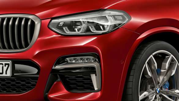 Farurile adaptive cu tehnologie LED şi prizele de aer ale BMW X4 Imagine în prim-plan cu farurile adaptive cu tehnologie LED şi prizele de aer ale BMW X4 M40i, G02, 2018, în Roşu Flamenco Brilliant Effect