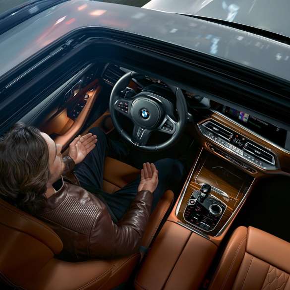 Imagine de sus prin trapa panoramică a BMW X5 Imagine de sus prin trapa panoramică a BMW X5, G05, 2018, în Alb Mineral metalizat