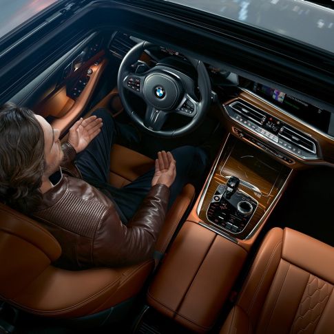 Imagine cu trapa panoramică a BMW X5 Imagine cu trapa panoramică a BMW X5, G05, 2018, în Alb Mineral metalizat