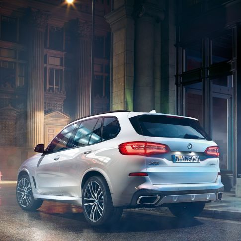 Imagine cu trei sferturi din partea spate a BMW X5 xDrive40i Imagine cu trei sferturi din partea spate a BMW X5 xDrive40i, G05, 2018, în Alb Mineral metalizat