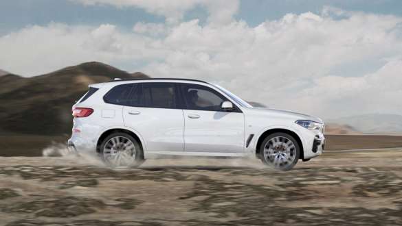 Modul de condus „xGravel” al BMW X5 Imagine din lateral cu BMW X5, G05, 2018, în Alb Mineral metalizat, rulând pe teren pietros, mod de condus „xGravel”