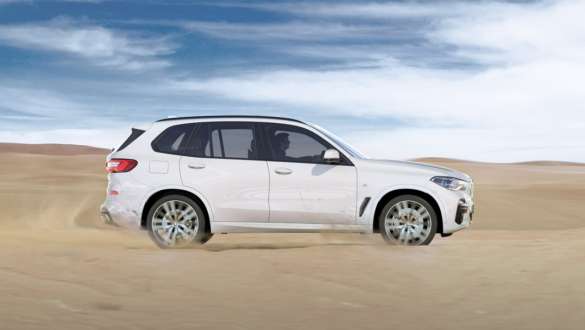 Modul de condus „xSand” al BMW X5 Imagine din lateral cu BMW X5, G05, 2018, în Alb Mineral metalizat, rulând pe nisip, mod de condus „xSand”