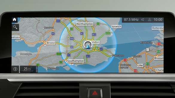 Sistemul de navigaţie al modelului BMW X5 xDrive45e G05 plug-in hybrid Imagine în prim plan cu sistemul de navigaţie al modelului BMW X5 xDrive45e G05 plug-in hybrid