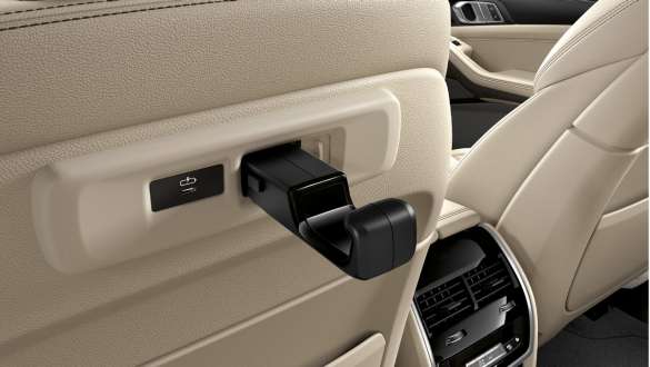 Cârlig universal BMW negru, Travel & Comfort pentru BMW X5 G05 2018 Imagine din interior cu cârligul universal BMW negru, Travel & Comfort pentru BMW X5 G05 2018