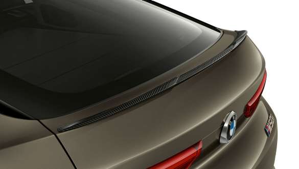 Spoiler spate M din carbon. Imagine în prim-plan cu spoilerul spate M din carbon al BMW X6.