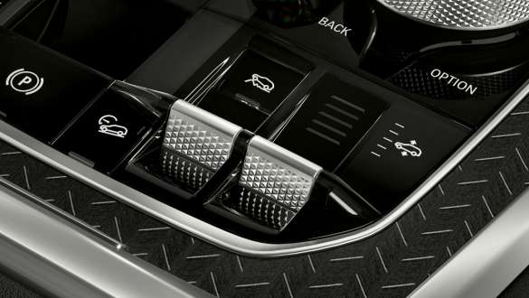 Interiorul BMW X6 cu modurile off-road. Imagine în prim-plan cu modurile off-road din interiorul BMW X6.