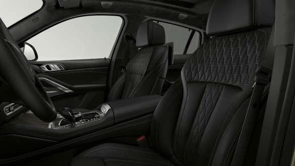 Scaunele sport ale BMW X6. Imagine în prim-plan cu scaunele sport din interiorul BMW X6.