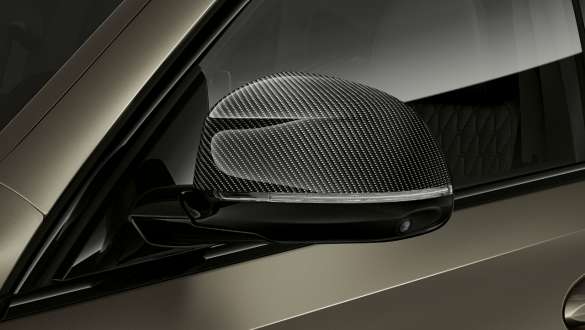 Oglinzi exterioare M din carbon. Imagine în prim-plan cu oglinzile exterioare M din carbon ale BMW X6.