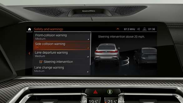 Head-Up Display cu Driving Assistant Professional. Imagine din habitaclul BMW X6 cu Driving Assistant Professional pe Head-Up Display.