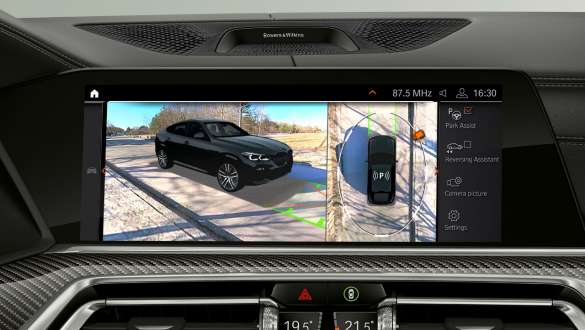 Head-Up Display cu Asistentul „Plus” la parcare. Imagine din habitaclul BMW X6 cu Asistentul „Plus” la parcare pe Head-Up Display.