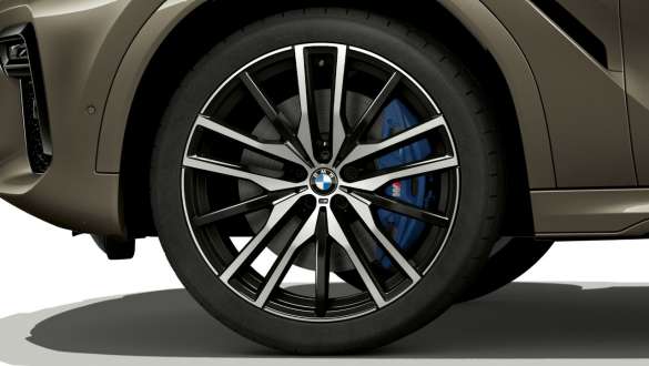 Jantele din aliaj uşor ale BMW X6. Imagine în prim-plan cu exteriorul BMW X6 cu jante din aliaj uşor.