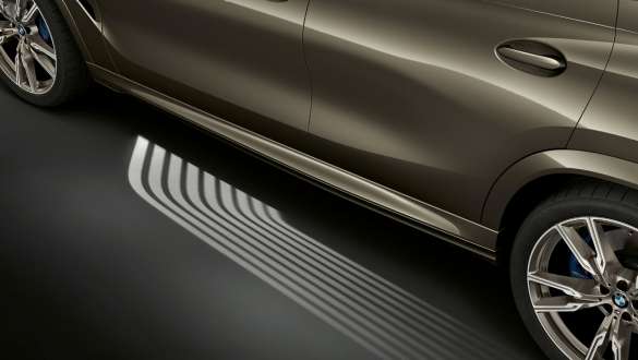 „Covor” luminos de întâmpinare BMW. Imagine în prim-plan cu „covorul” luminos de întâmpinare al BMW X6.