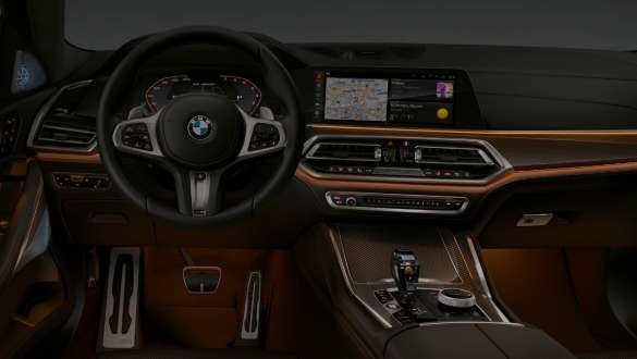 Habitaclu iluminat ambiental. Imagine din habitaclul BMW X6 iluminat ambiental, cu ecran de 12,3”.