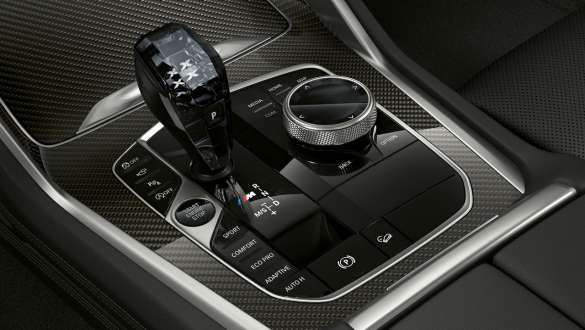 Imagine în prim-plan cu aplicaţiile din sticlă „Crafted Clarity” ale BMW X6. Imagine în prim-plan cu aplicaţiile din sticlă „Crafted Clarity” din interiorul BMW X6.