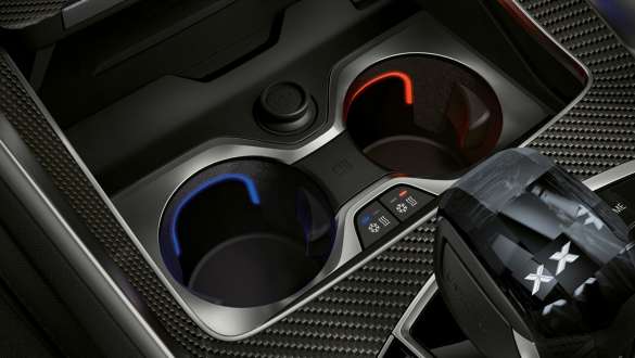 Suport pentru pahare cu sistem de reglare a temperaturii. Imagine în prim-plan cu suportul pentru pahare cu sistem de reglare a temperaturii din interiorul BMW X6.