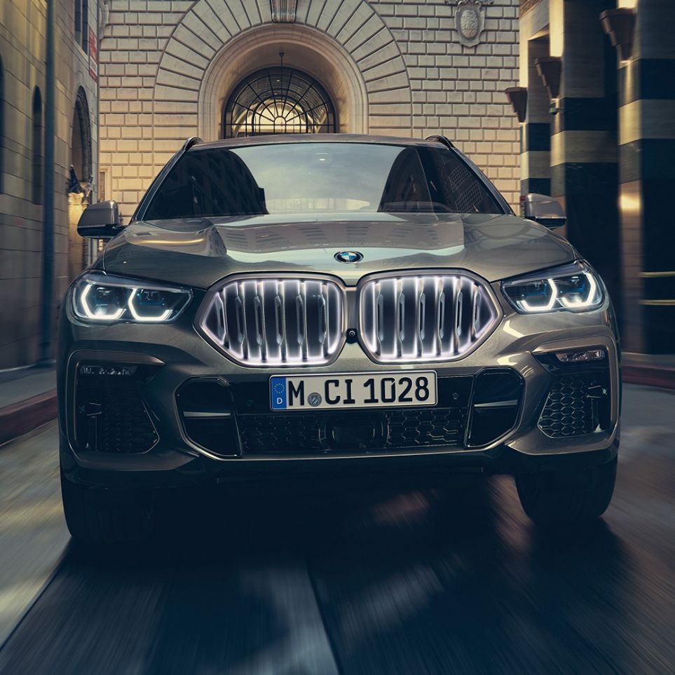 BMW X6 cu grilă frontală BMW „Iconic Glow”. Imagine din faţă cu BMW X6, într-un mediu urban.