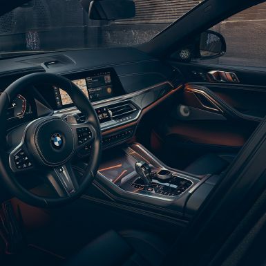 Habitaclul cu ecrane de 12,3”. Imagine cu habitaclul BMW X6 cu ecrane de 12,3”.