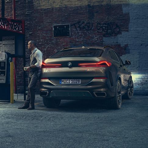 Partea spate a BMW X6. Imagine din spate cu BMW X6 într-un mediu urban.